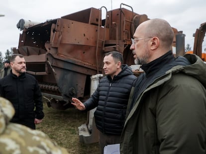 El ministro de Agricultura ucranio, Mikola Solski (centro), el pasado 23 de febrero junto al primer ministro, Denis Shmyhal (derecha).