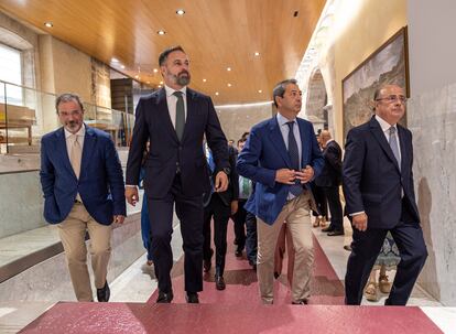 Desde la izquierda, Carlos Flores, Santiago Abascal, Vicente Barrera e Ignacio Gil Lázaro, a su llegada a las Cortes valencianas. 