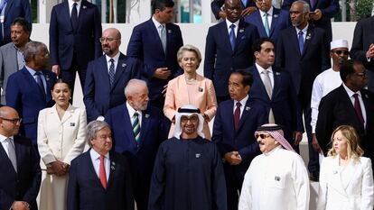 President of the United Arab Emirates Sheikh Mohamed bin Zayed Al Nahyan, Italian Prime Minister Giorgia Meloni, Bahrain's King Hamad bin Isa al-Khalifa, Brazil's President Luiz Inacio Lula da Silva, European Council President Charles Michel, European Commission President Ursula von der Leyen, United Nations Secretary-General Antonio Guterres, Morocco's Princess Lalla Hasna, Libyan Presidential Council Mohamed Yunus al-Menfi, Indonesia's President Joko Widodo pose for a family photo during the United Nations Climate Change Conference (COP28) in Dubai, United Arab Emirates, December 1, 2023. REUTERS/Amr Alfiky     TPX IMAGES OF THE DAY