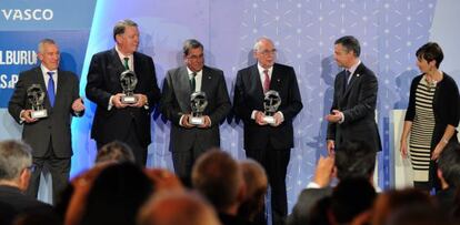 Urkullu, segundo por la derecha, entrega los Premios Korta 2014 a cuatro empresarios vascos este martes en Vitoria.