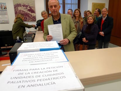 Presentaci&oacute;n en el Parlamento de las 86.000 firmas que reclaman la creaci&oacute;n de unidades de cuidados paliativos pedi&aacute;tricos.