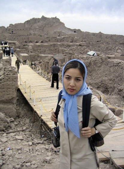 La periodista iraní-estadounidense, en una fotografía de archivo datada en marzo de 2004 en Bam, al sur de Irán.