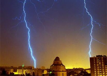 Dos rayos surcan anoche el cielo a ambos lados del antiguo observatorio de Valencia.