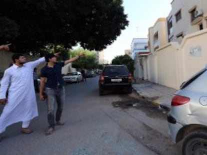 Dos hijos del terrorista Al Libi muestran en Trípoli el lugar donde fue capturado el sábado.