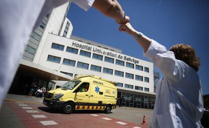 Protesta contra les retallades en Sanitat a la porta de l'Hospital de Bellvitge.