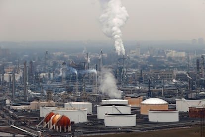 Una vista general de una refinería de ConocoPhillips, en Nueva Jersey, Estados Unidos.