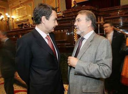 José Luis Rodríguez Zapatero y el vicepresidente segundo, Pedro Solbes, en el Congreso de los Diputados.