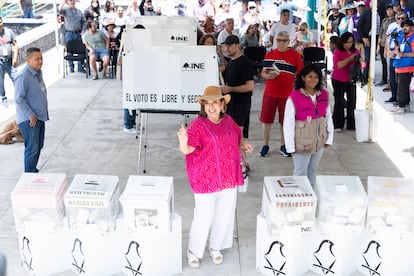 La candidata Xóchitl Gálvez acudió a emitir su voto en la alcaldía Miguel Hidalgo de Ciudad de México.