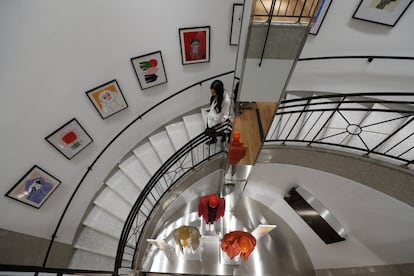 Distribuida en dos plantas, la decoración del espacio hace un guiño a la cultura local, con una exposición de ocho artistas locales, seleccionados la galería madrileña Gunter, una plataforma de talento local y emergente que ayuda a visibilizar el trabajo de ilustradores y artistas urbanos.