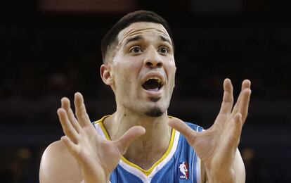 Greivis Vasquez, de los Hornets, gesticula durante un partido contra los Warriors.