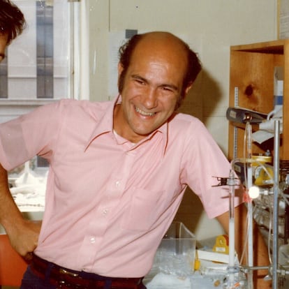 El bioquímico Pedro Cuatrecasas, a la derecha, con su colega italiano Giovanni Alfredo Puca en la Universidad Johns Hopkins, alrededor de 1974.