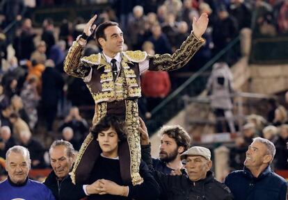 Enrique Ponce, a hombros en la plaza de Valencia.