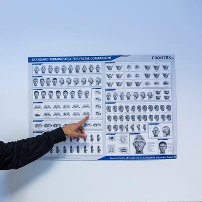 DVD 1214 (21-05-24) Sergio Castro, inspector del Cuerpo Nacional de Policía, con un sistema de reconocimiento facial, en la Comisaría General de Policía Científica, en Madrid. SAMUEL SÁNCHEZ en