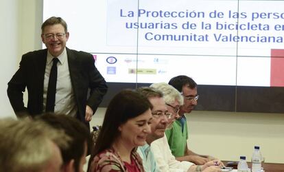 El presidente Ximo Puig el pasado jueves en una reunión sobre seguridad ciclista.