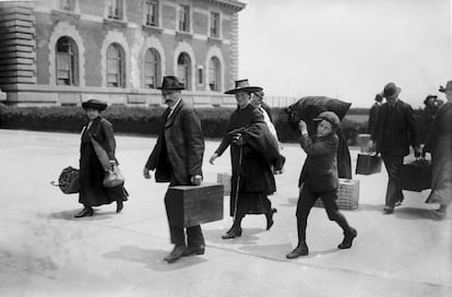 Grupo de inmigrantes recién desembarcados en Ellis Island, 1907.