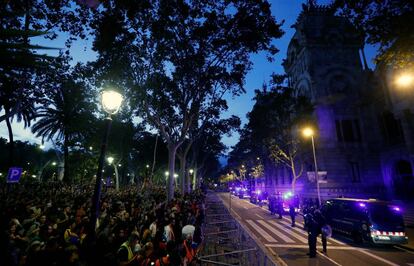 Manifestantes se reúnen esta noche frente al Tribunal Superior de Justicia de Cataluña.