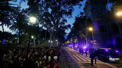Manifestantes se reúnen esta noche frente al Tribunal Superior de Justicia de Cataluña.