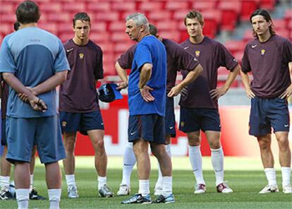 El seleccionador, Yartsev (en el centro), conversa con  sus jugadores durante un entrenamiento.