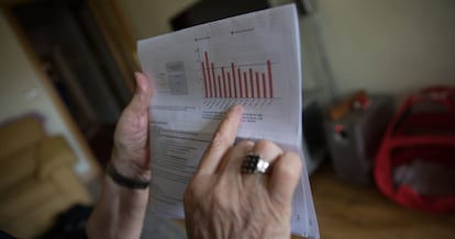 Una mujer consulta su recibo eléctrico, en una imagen de archivo.