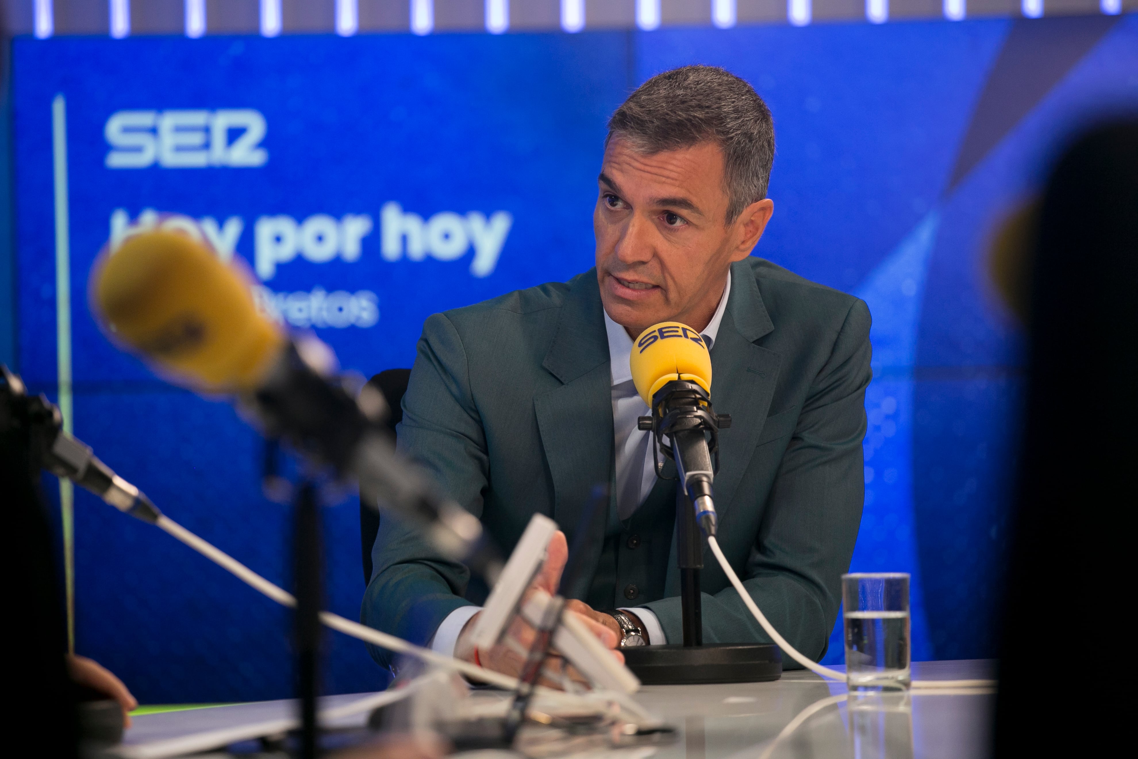 El presidente del Gobierno, Pedro Sánchez, en el programa 'Hoy por hoy' de la Cadena SER, este lunes.