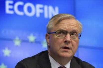 El comisario europeo responsable de Asuntos Económicos y Monetarios, Olli Rehn, da una rueda de prensa tras la reunión de los ministros de Finanzas de la Unión Europea hoy, martes 12 de febrero de 2013 en Bruselas (Bélgica).