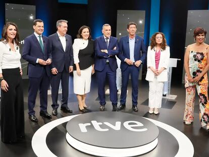 Los seis principales candidatos a la presidencia de la Junta de Andalucía y, en el centro, los dos presentadores del debate en RTVE el pasado día 6 en Sevilla.