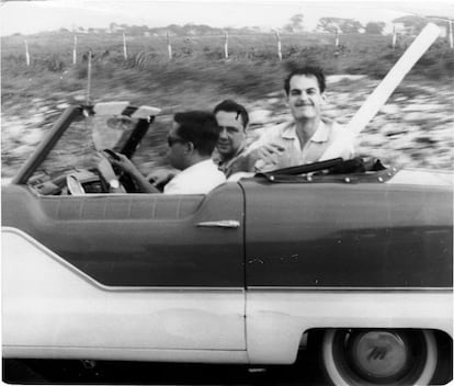 Cabrera Infante (al volante) en Cuba, en 1959.Detrás, el cineasta Tomás Gutiérrez Alea.