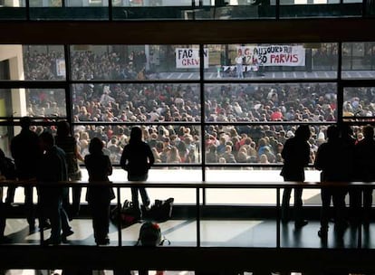 Estudiantes franceses asisten a una asamblea general convocada ayer en la Universidad de Burdeos, en el suroeste del país.