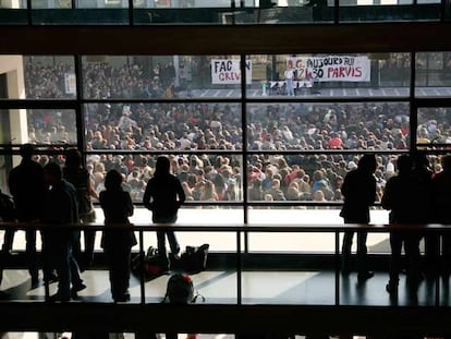 Estudiantes franceses asisten a una asamblea general convocada ayer en la Universidad de Burdeos, en el suroeste del país.