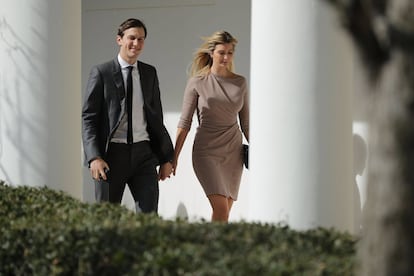 Jared Kushner y su esposa, Ivanka Trump, caminando por el West Wing Colonnade tras una reunión entre el presidente de Estados Unidos, Donald Trump, y el primer ministo de Japón, Shinzo Abe, el 10 de febrero. 