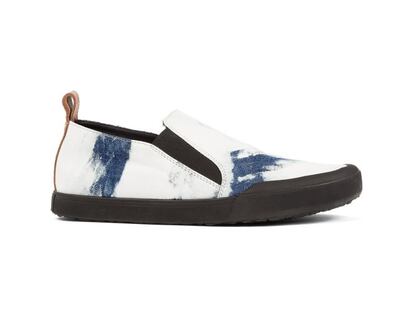 <p>Una <a href="http://www.loewe.com/eur/es/coleccion-de-regalo/zapatos/slip-on-sneaker/453.18.105-5825.html?cgid=gifts_collection&amp;country=ES?utm_source=ELPAIS_ICON&amp;utm_medium=REFERRAL&amp;utm_campaign=EDITORIALPRODUCTO_SNEAKERBLEACHED_ESP_ELPAIS_ICON_20DEC%20" target="_blank">zapatilla sin cordones</a>, con suela de goma y elásticos en el empeine es posiblemente el sueño de cualquier adicto a la comodidad: es un calzado ligero, práctico y flexible. También es una ‘slip-on’, un icono de la cultura ‘skate’, y esta, como es de Loewe, añade sutiles innovaciones como el tejido de vaquero desteñido, la tira trasera de piel y el anagrama en relieve. Pertenece a la colección cápsula William Morris Meets Punk.</p>