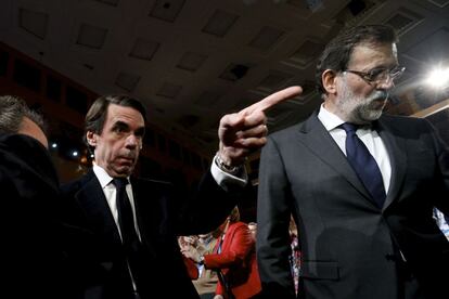 El expresidente del Gobierno y presidente de honor del PP, José María Aznar, con Mariano Rajoy durante un momento de la convención.