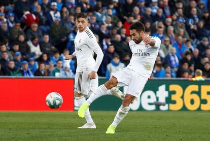 Dani Carvajal, del Real Madrid, remata a puerta ante la mirada de su compañero Fede Valverde, durante el partido.