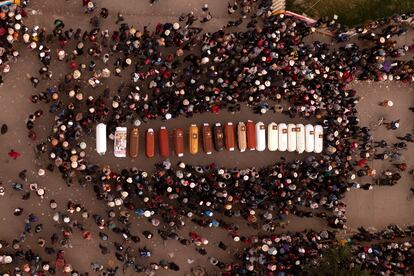 Familiares de las víctimas de la represión de las manifestaciones esperan la entrega sus cuerpos en Juliaca este martes. 