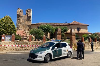 La torre de la iglesia de Villaturiel, en León, desplomada el pasado julio después de que empezase a amenazar con desmoronarse por la base y un día antes de que comenzara su restauración.