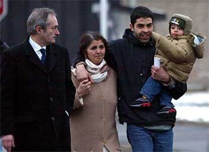 Abderazak Besseghir, con su hijo en brazos, ayer tras salir de prisión.