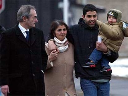 Abderazak Besseghir, con su hijo en brazos, ayer tras salir de prisión.