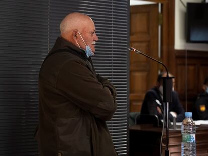 Jose Luis Iranzo Balaguer, padre del ganadero asesinado, declara en la sede de la Audiencia de Teruel este martes, delante de a cabina en la que está 'Igor el Ruso'.