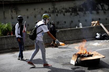 Un protestante prende una barricada durante el primer día de la huelga general de 48 horas convocada por la oposición venezolana.