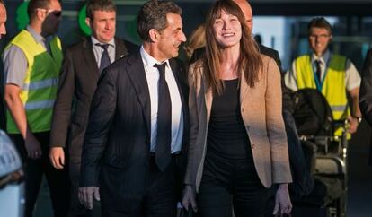 Nicolas Sarkozy y su esposa Carla Bruni, ayer a su llegada al aeropuerto de Barcelona.