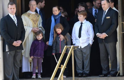Cooper Hoffman, el niño pelirrojo de la derecha, durante el entierro de su padre, Philip Seymour Hoffman, en 2014, acompañado de su madre y hermanos.