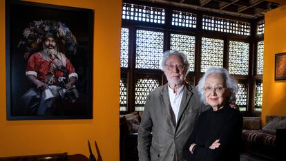 Ben Jakober y Yannick Vu, en una de las salas del Museo Sa Bassa Blanca, de Alcudia, Mallorca, el 10 de junio.