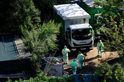 Operarios trabajan en el desaloja de las chabolas de Vallcarca, este miércoles.