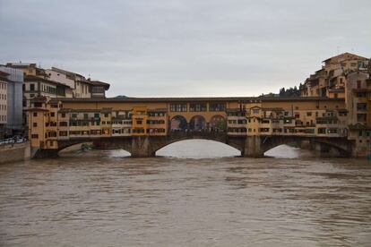 El r&iacute;o Arno, a su paso por el puente Vecchio, en Florencia, con un nivel inusual debido a las fuertes lluvias. 