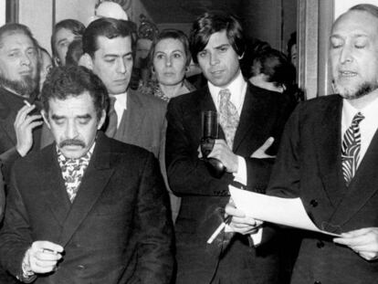 Desde la izquierda, Garc&iacute;a Hortelano, Carlos Barral, Garc&iacute;a M&aacute;rquez, y Vargas Llosa; la derecha, Jos&eacute; Mar&iacute;a Castellet, en 1970 en Barcelona.