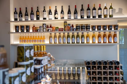 En la tienda cuentan con vinos franceses que van desde los 10 euros. 