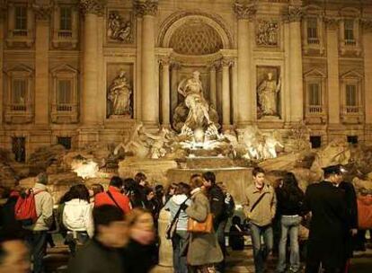 Estampa habitual de la Fontana di Trevi, en Roma, atestada de turistas.