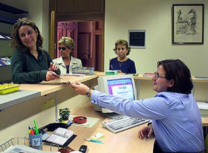 Usuarias de la oficina donde se ha instalado la <i> ventanilla única</i> de Jaén.