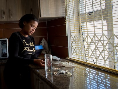 Foto: Sinethemba, de 16 años, toma su régimen diario de pastillas para la tuberculosis multirresistente en su casa de Khayelitsha, en Sudáfrica. En vídeo: Así se combate la TB en Sudáfrica.