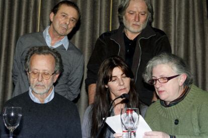 Los actores Juan Diego y Ana Fernández, el matemático y escritor Carlo Frabetti, la poetisa Ana Rosetti y el director Fernando Colomo, hoy en la lectura de la misiva